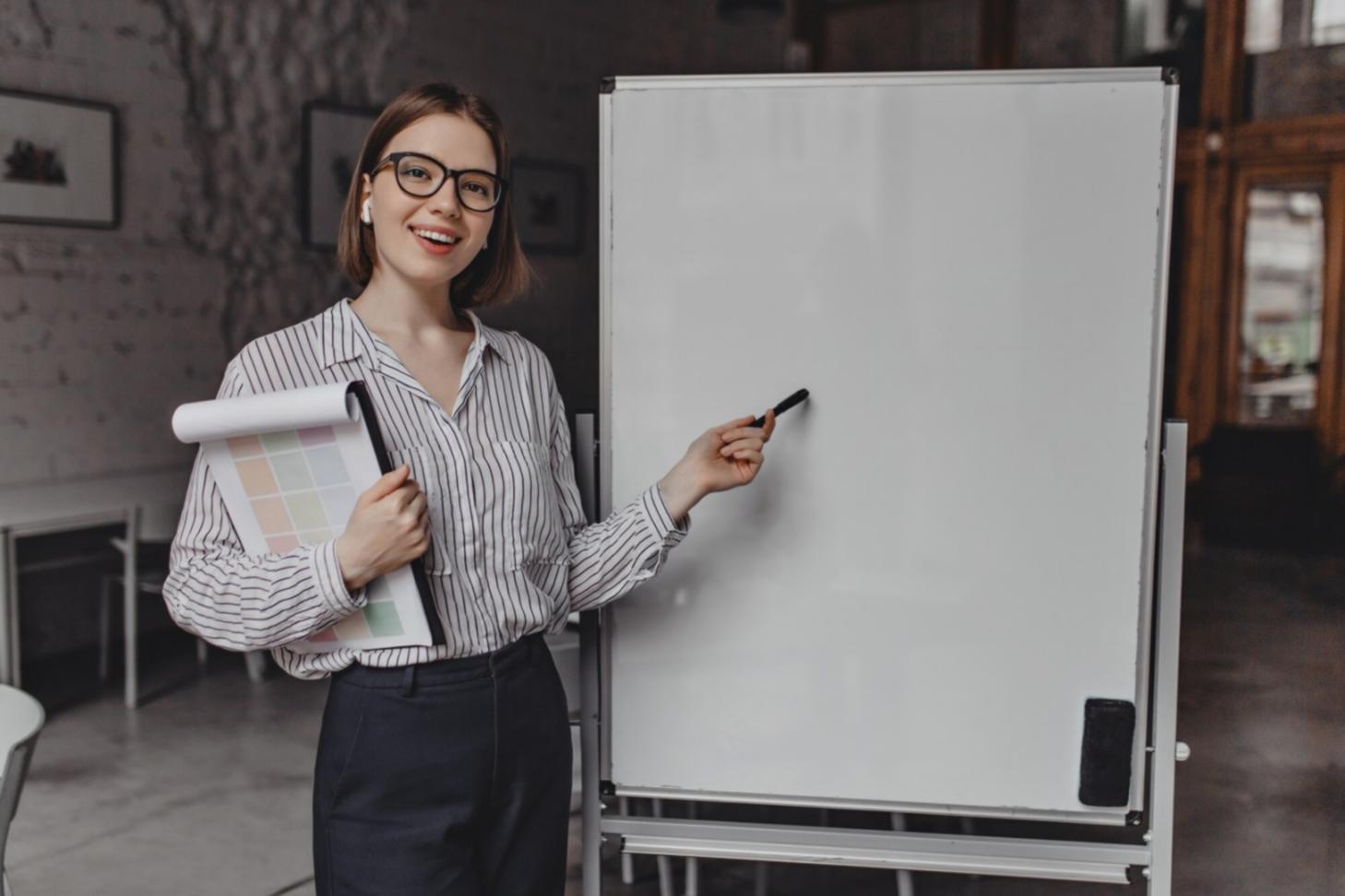 Espace de consultation financière moderne avec documentation budgétaire